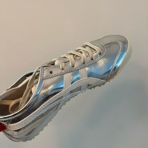 Silver Asics Tiger W8 39eu
